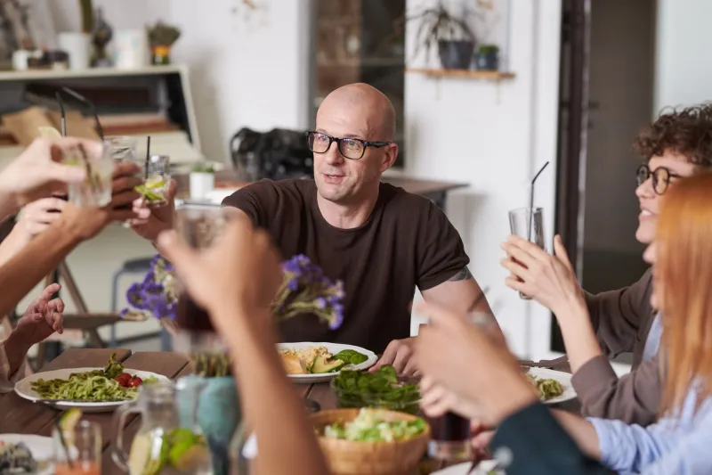 You Text Every Day and Still Feel Lonely: The Truth About Modern Friendship